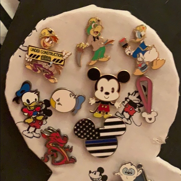 Looking to Trade Disney Pins - Picture 2 of 4